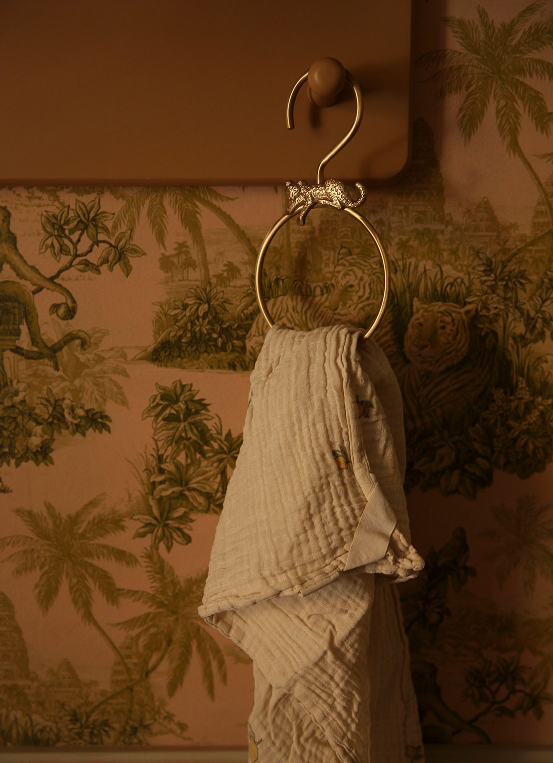 Doing Goods Jenna Luipaard haak met ring - detail 3 brons