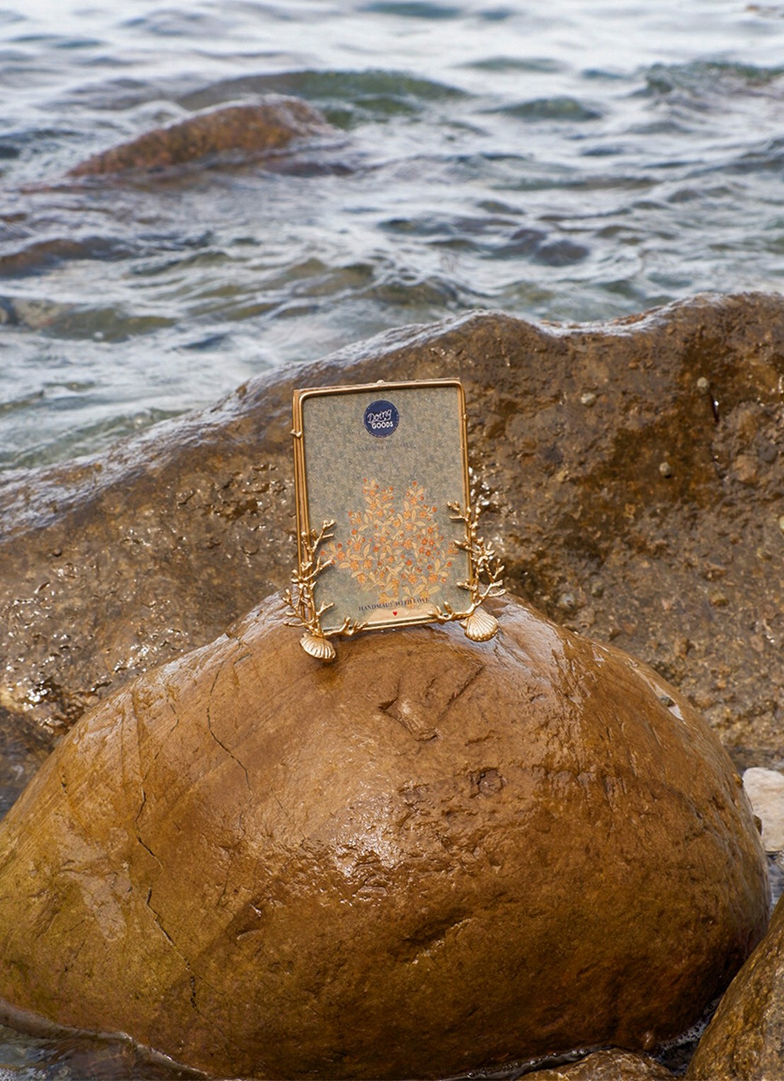 Doing Goods Kaia Coral Large fotolijst - detail 2 goud