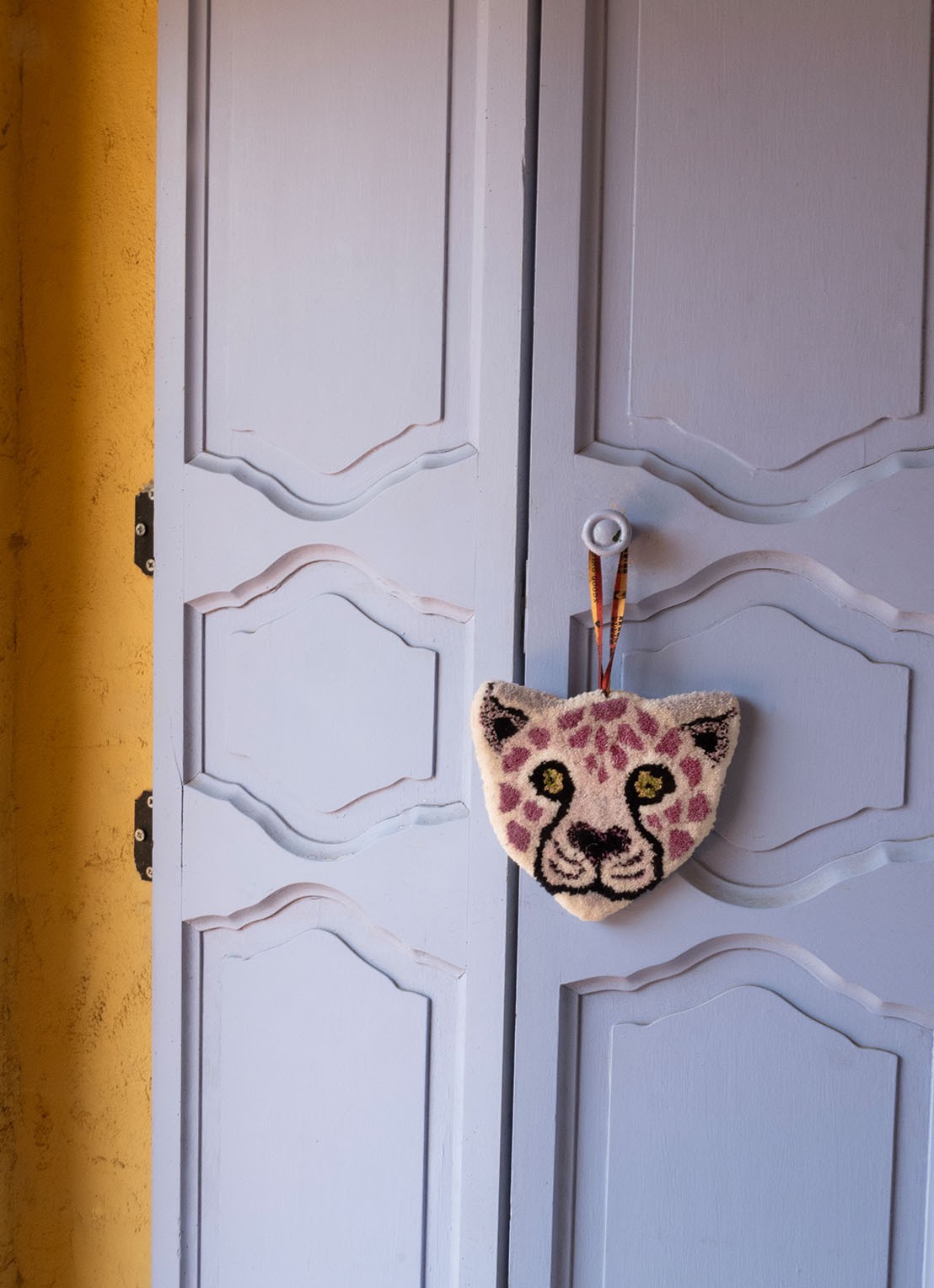 Doing Goods Lilly Luipaard hanger - voorkant 5 paars