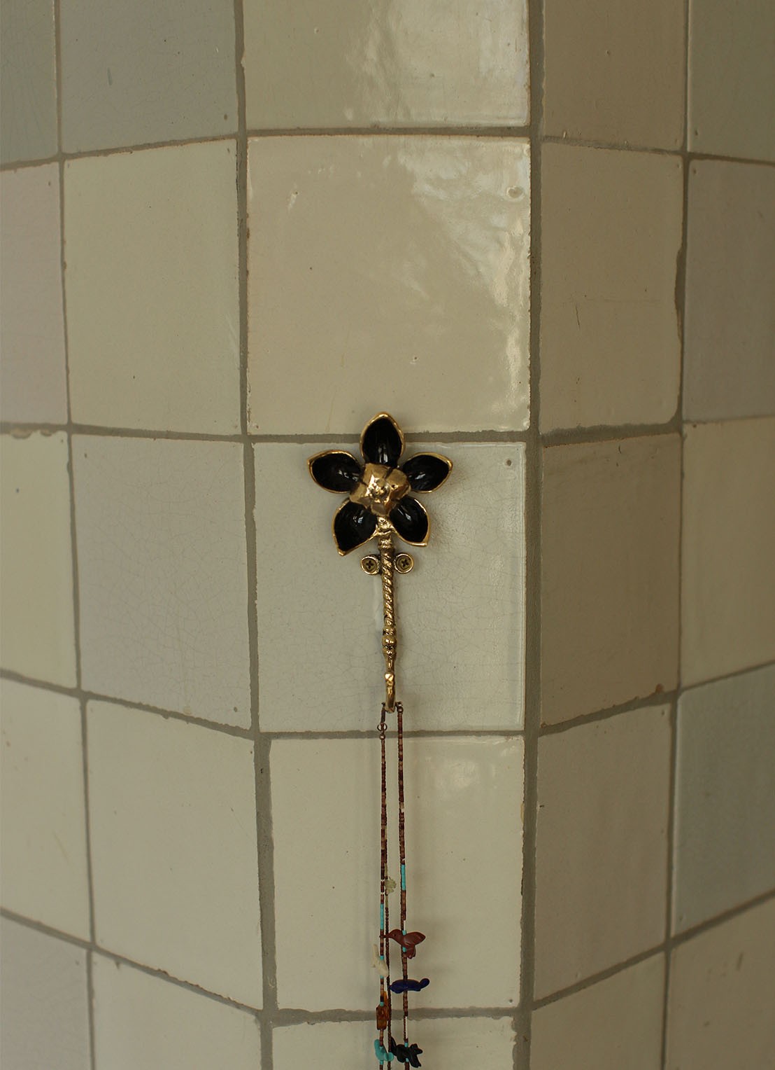 Doing Goods Liv Flower wandhaak 13 cm - detail 4 brons