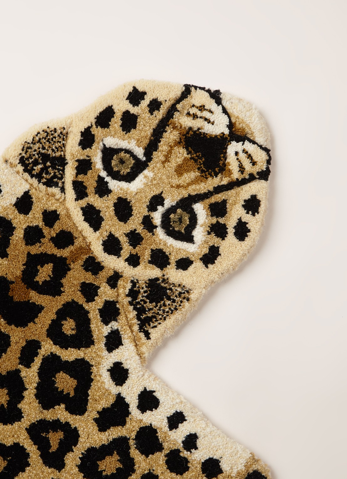 Doing Goods Loony Leopard Small kleed 92 x 62 cm - voorkant 3 beige