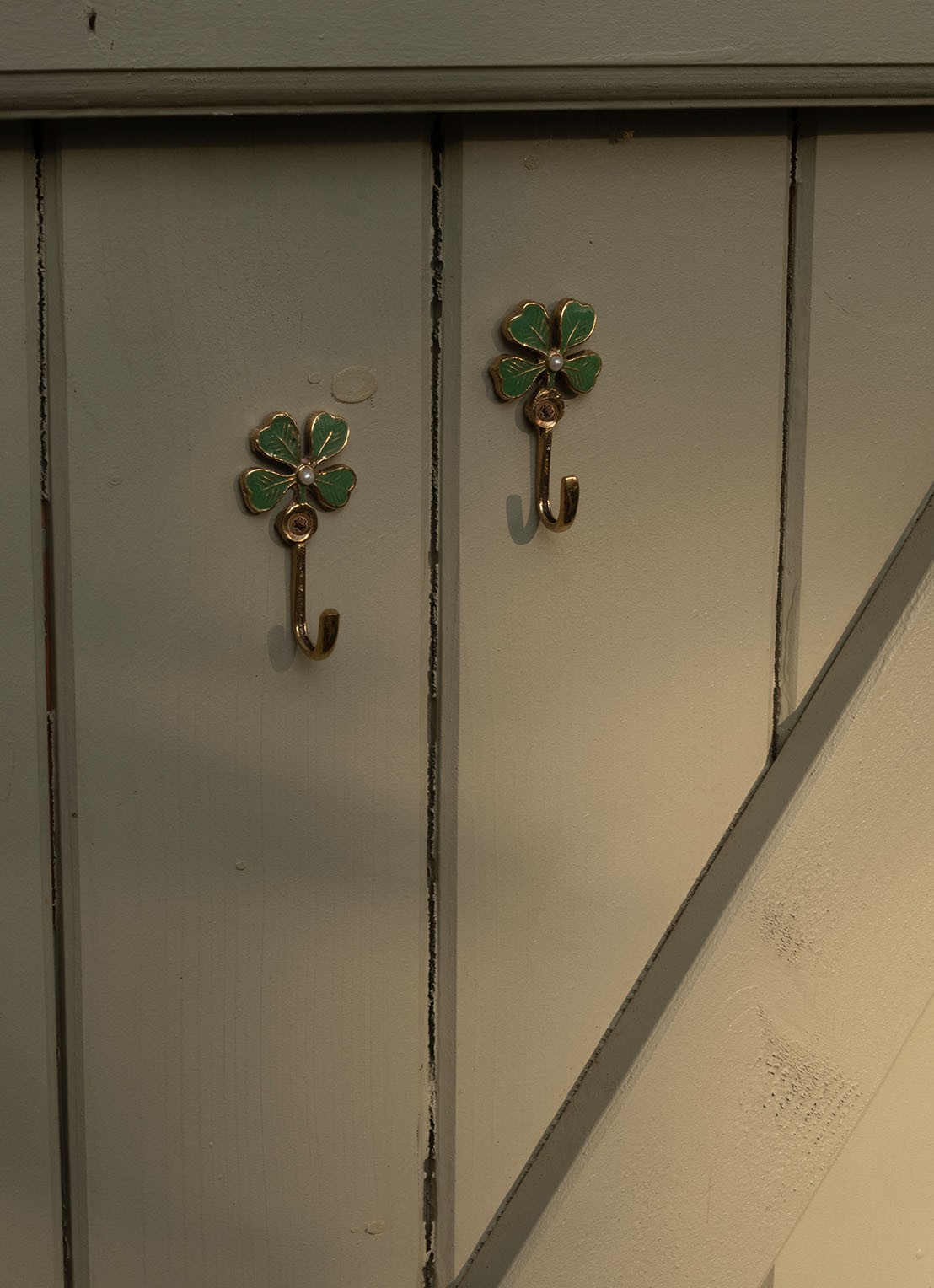 Doing Goods Lucky Clover Mini wandhaak 5,3 cm - voorkant 2 goud