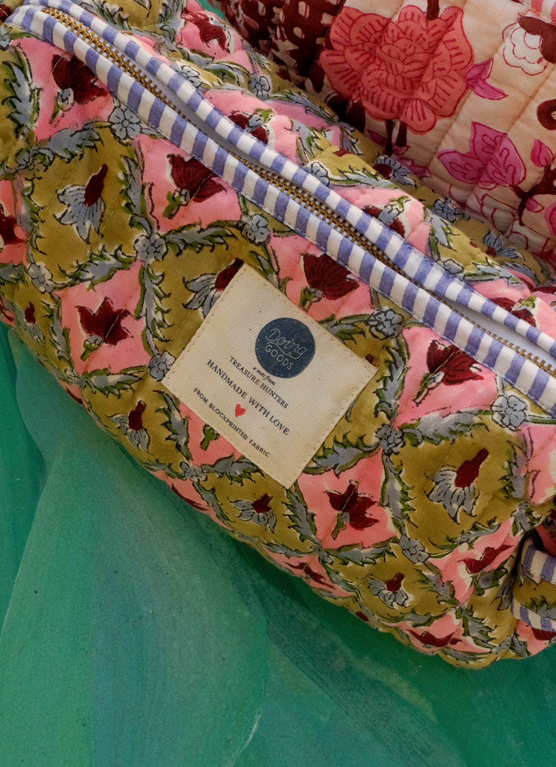 Doing Goods Molly make-up tas - detail 3 roze