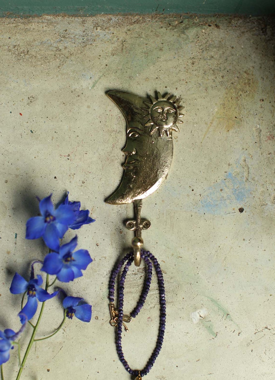 Doing Goods Morgan Maan wandhaak 15 cm - voorkant 4 goud