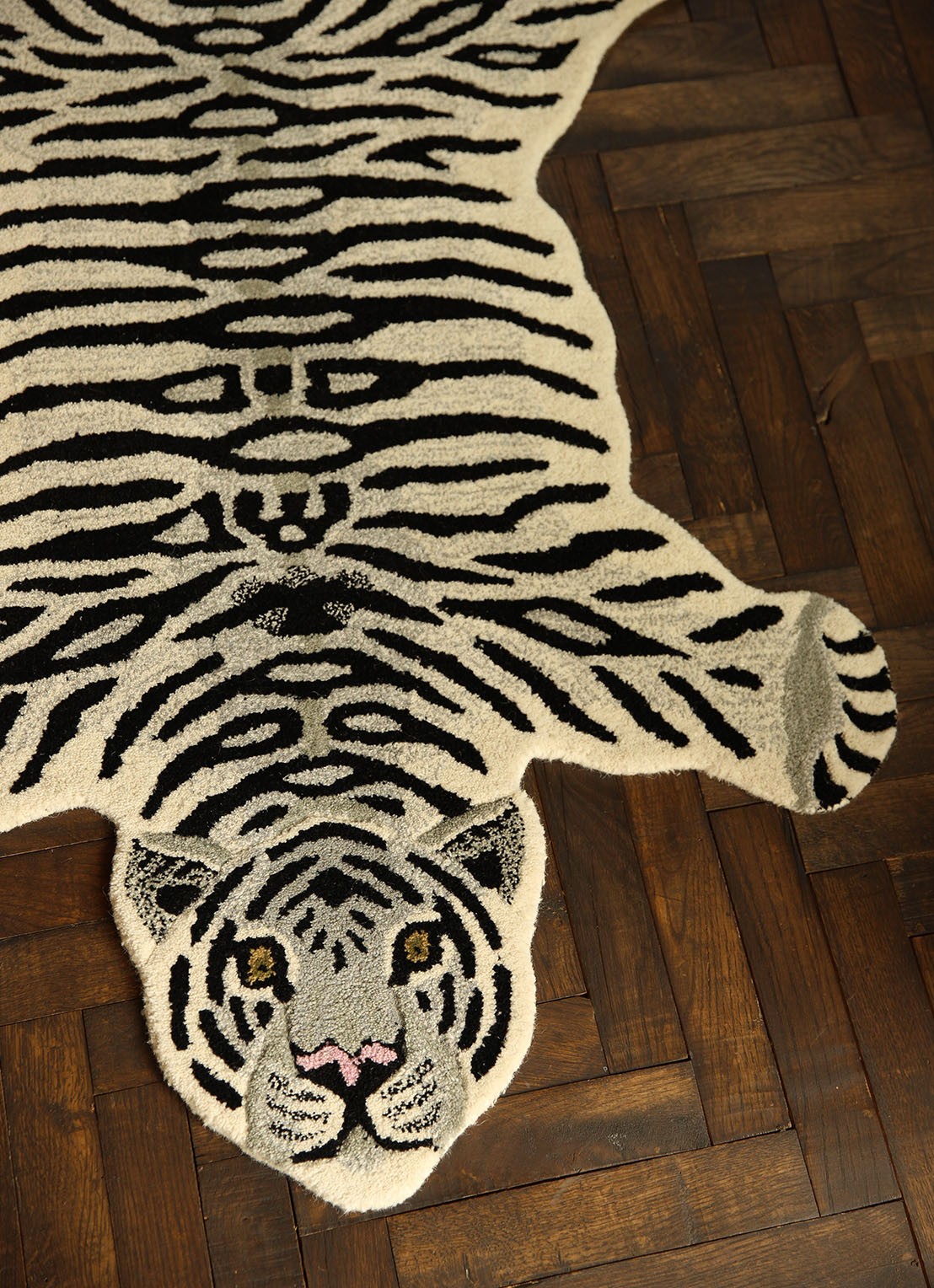 Doing Goods Snowy Tiger Large vloerkleed 150 x 90 cm - detail zwart