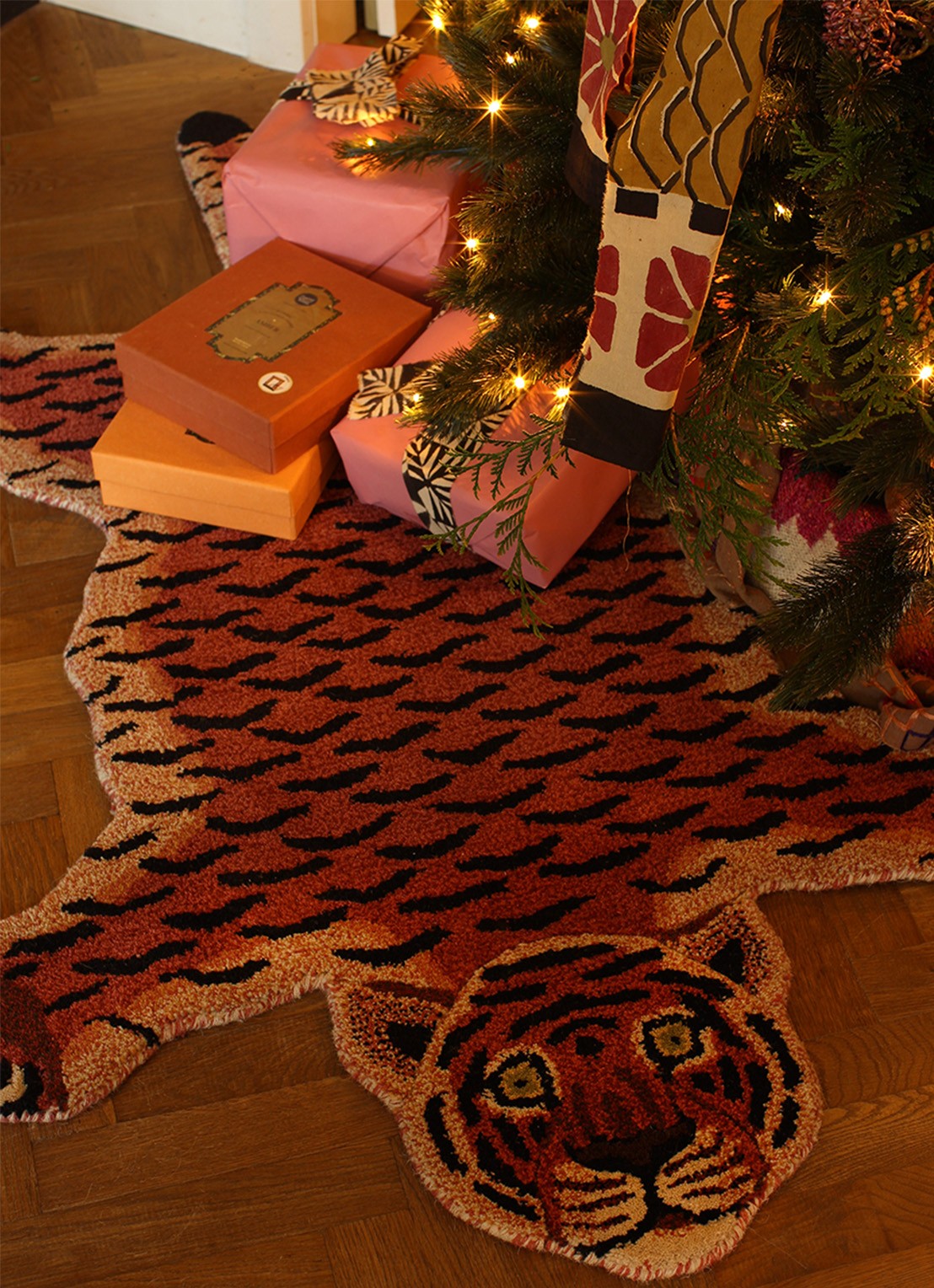Doing Goods Tula Wijze Tijger vloerkleed - detail 5 steenrood