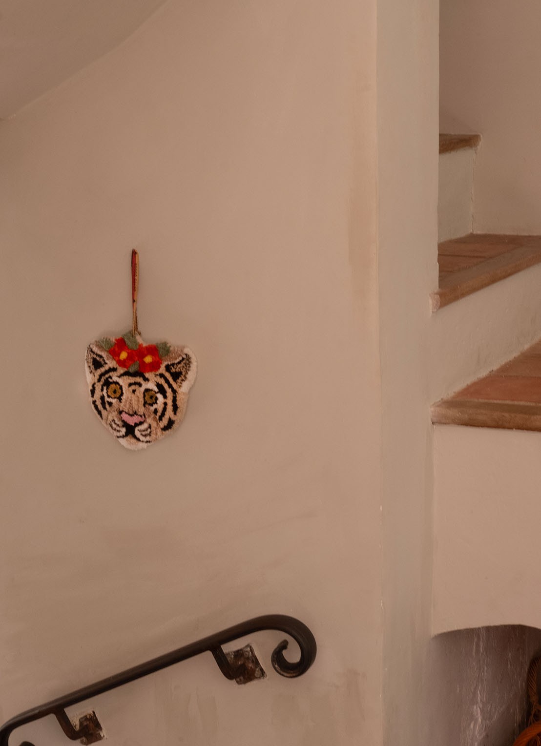 Doing Goods Witte Tijger hanger - detail 4 beige