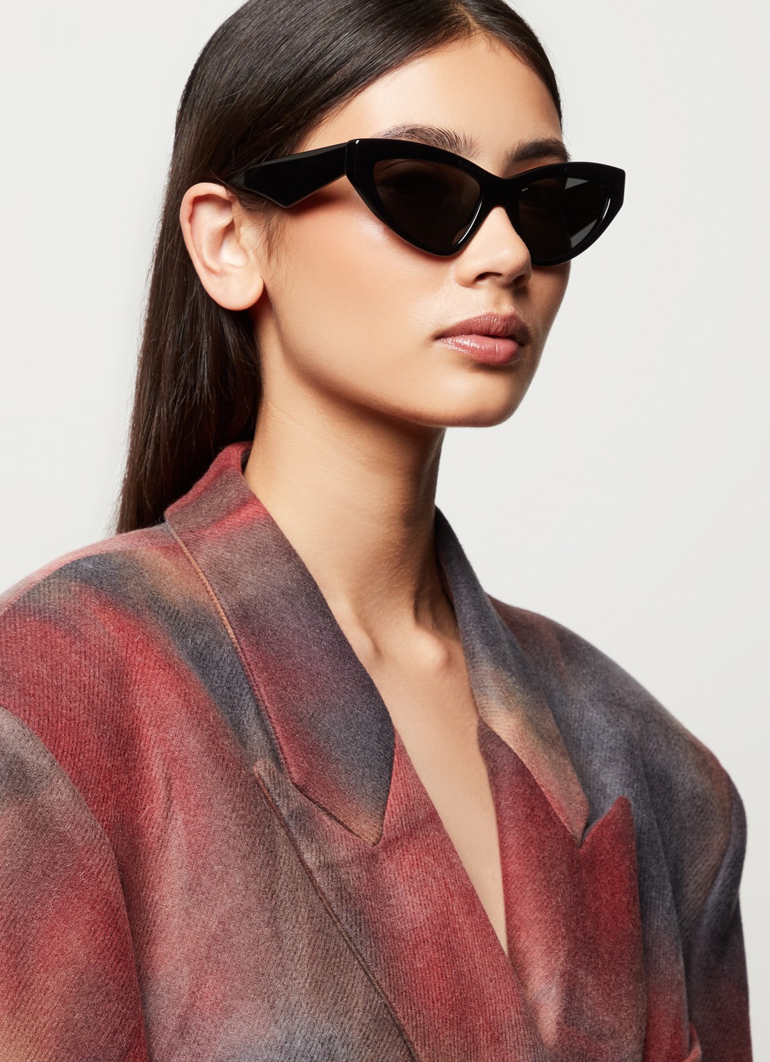 Dolce & Gabbana Cat Eye zonnebril DG4439  - voorkant 5 zwart