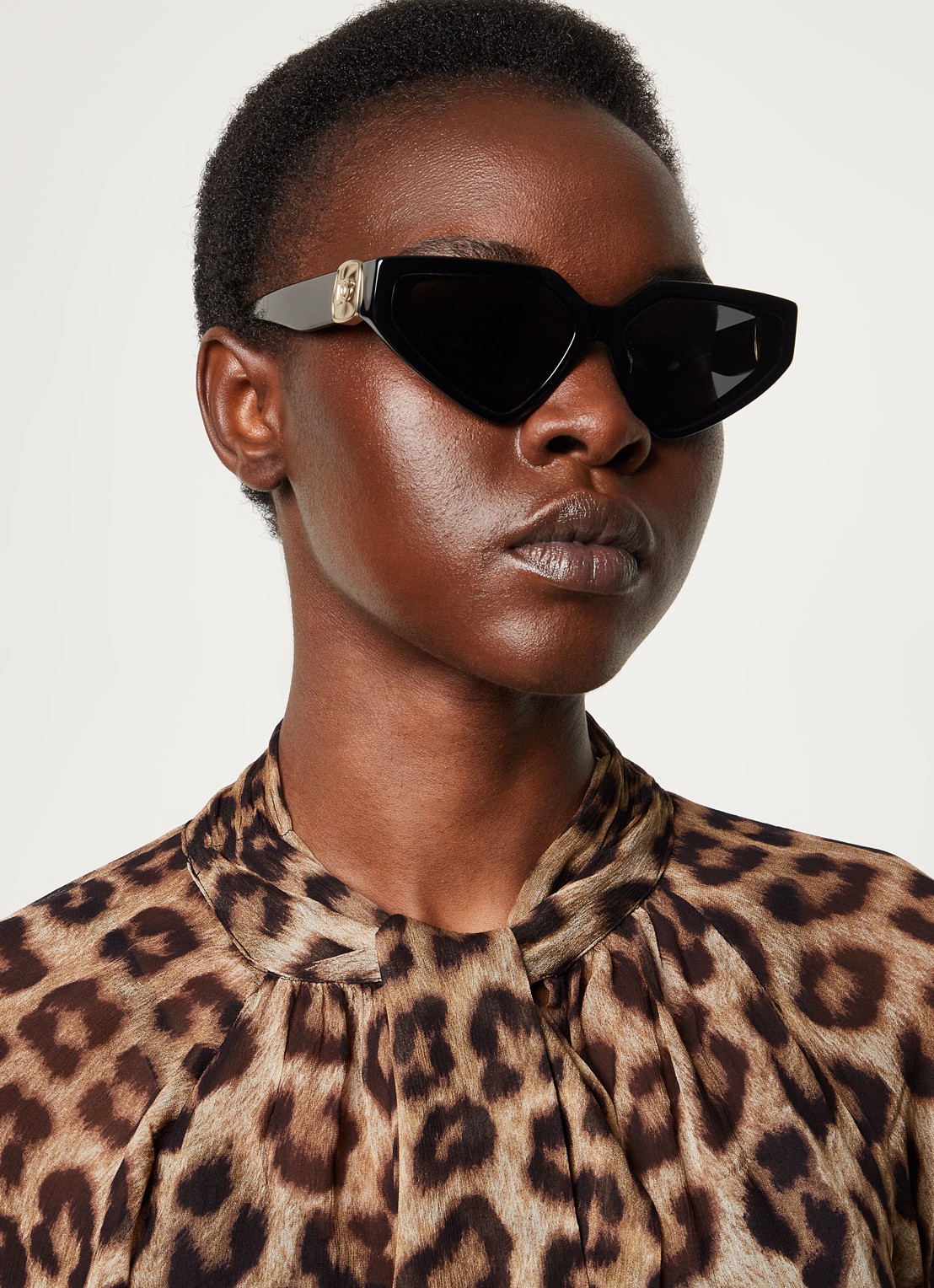Dolce & Gabbana Cat Eye zonnebril DG4469 - voorkant 2 zwart