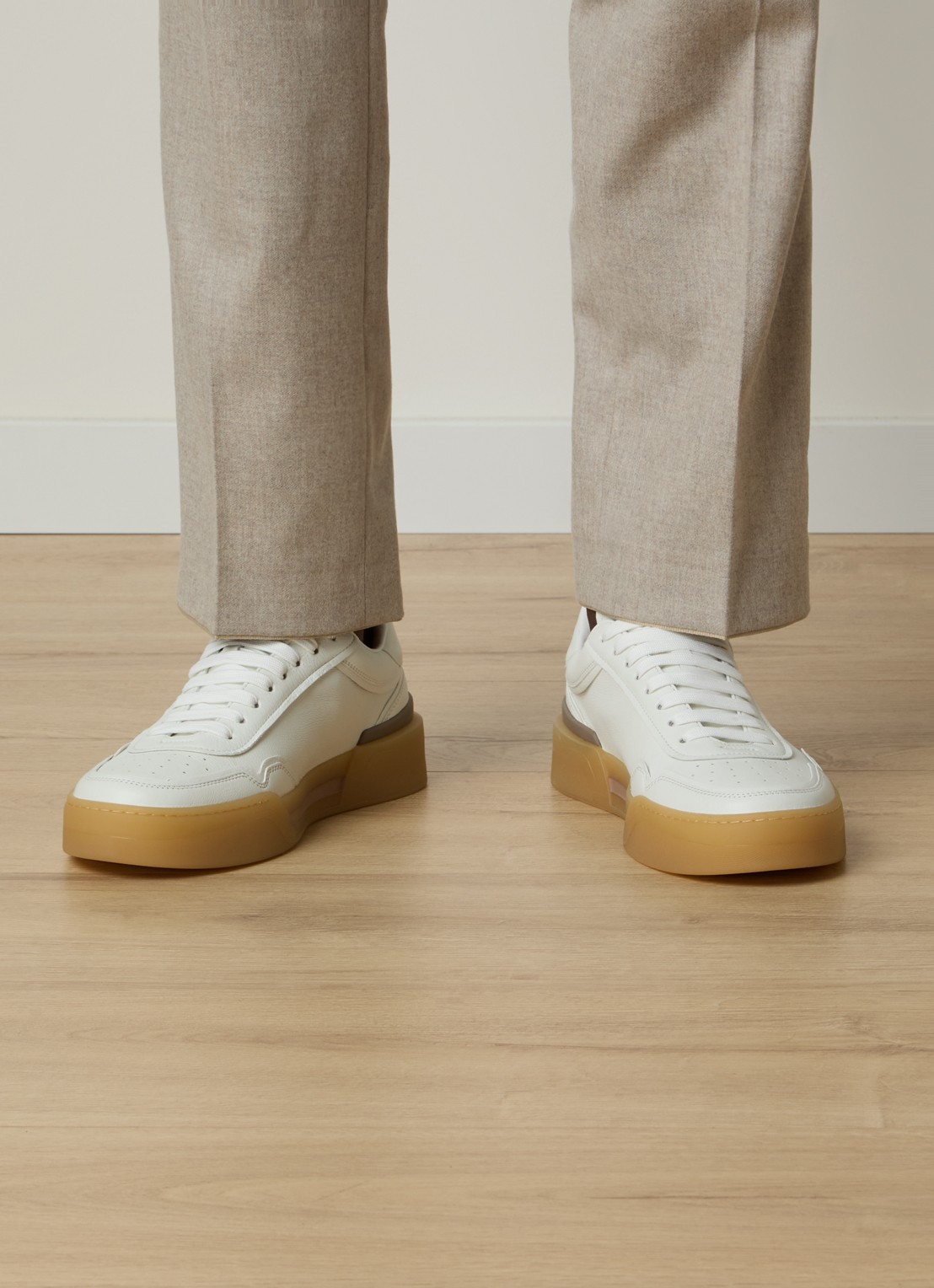 Dolce & Gabbana New Roma sneaker van kalfsleer - voorkant 2 gebroken wit