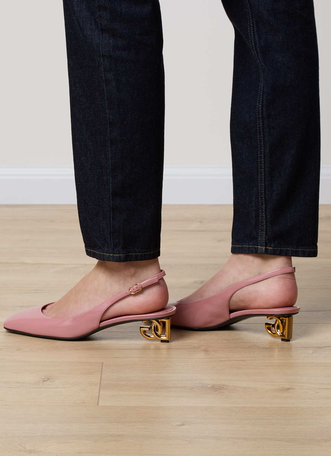 Dolce & Gabbana Slingback van kalfsleer met lakfinish - voorkant 7 zalmroze