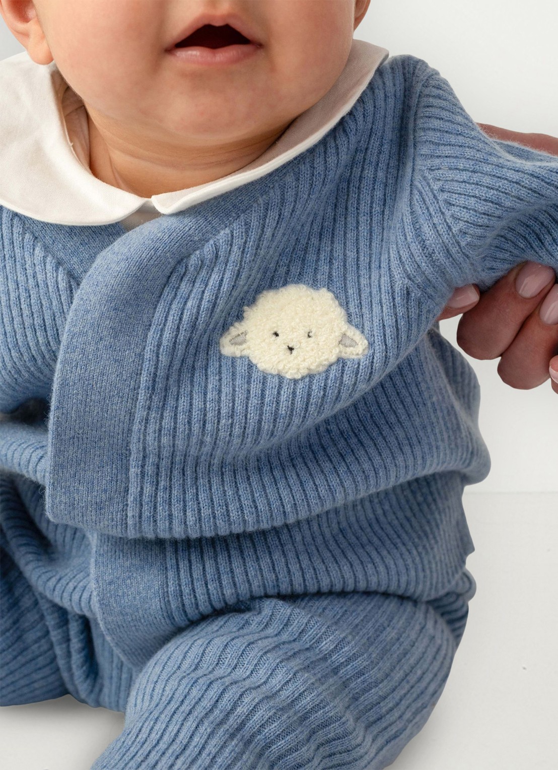 Donsje Amsterdam Fennie ribgebreid vest met borduring - voorkant 4 blauw