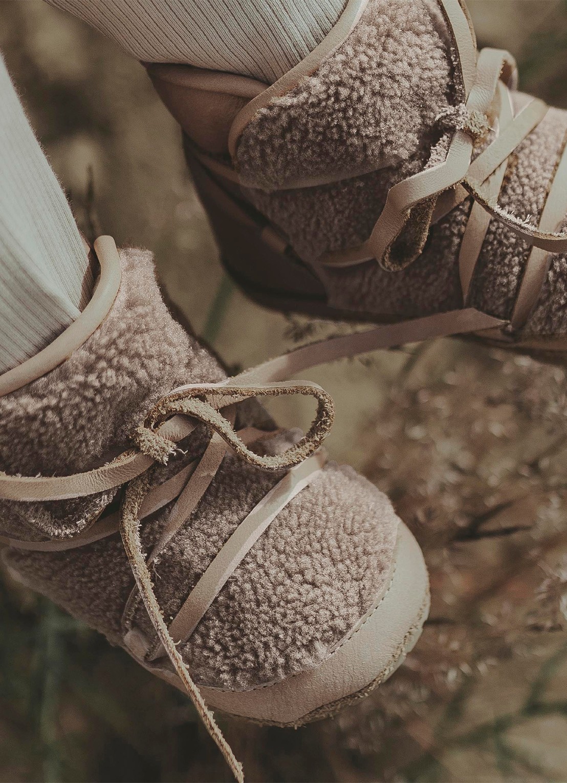 Donsje Amsterdam Inuk babyschoentje van leer - voorkant 7 taupe