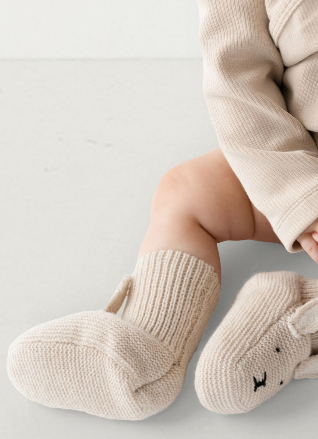 Donsje Amsterdam Maicer Bunny babyslofje van merino wol - voorkant 2 beige