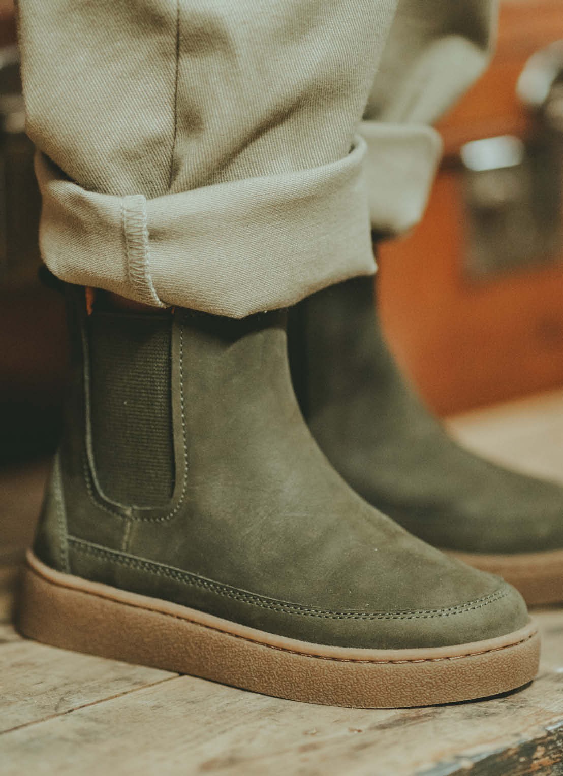 Donsje Amsterdam Ojeh chelsea boot van nubuck  - voorkant 2 bronsgroen