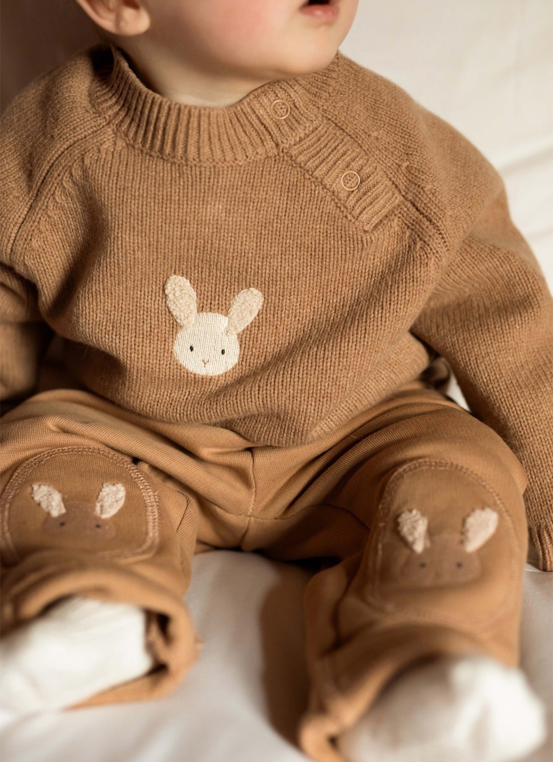 Donsje Amsterdam Sibbe Merino Wool Sweater | Fluffy Bunny - voorkant 6 hazelnootbruin
