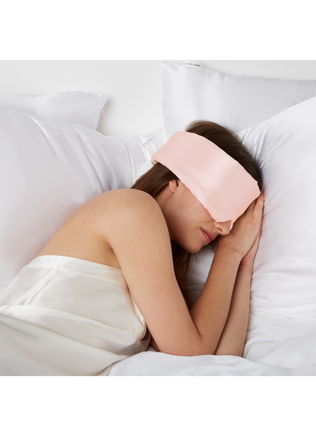Dore & Rose Deep Sleep Mask - slaapmasker van zijde - detail 3 nº 02 morden ruby