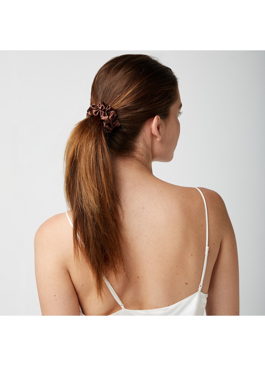 Dore & Rose Premium Scrunchies van zijde - detail 2 nº 91 terre d'ombre