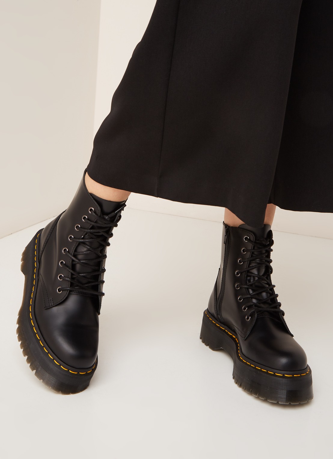 Dr. Martens Jadon biker boot van leer - voorkant 2 zwart