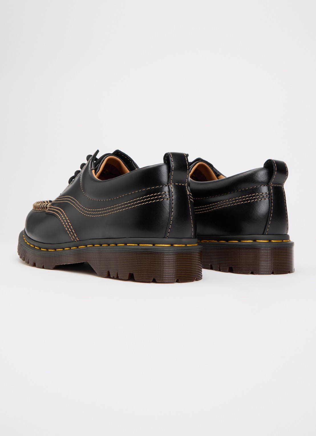 Dr. Martens Lowell veterschoen van leer  - achterkant zwart