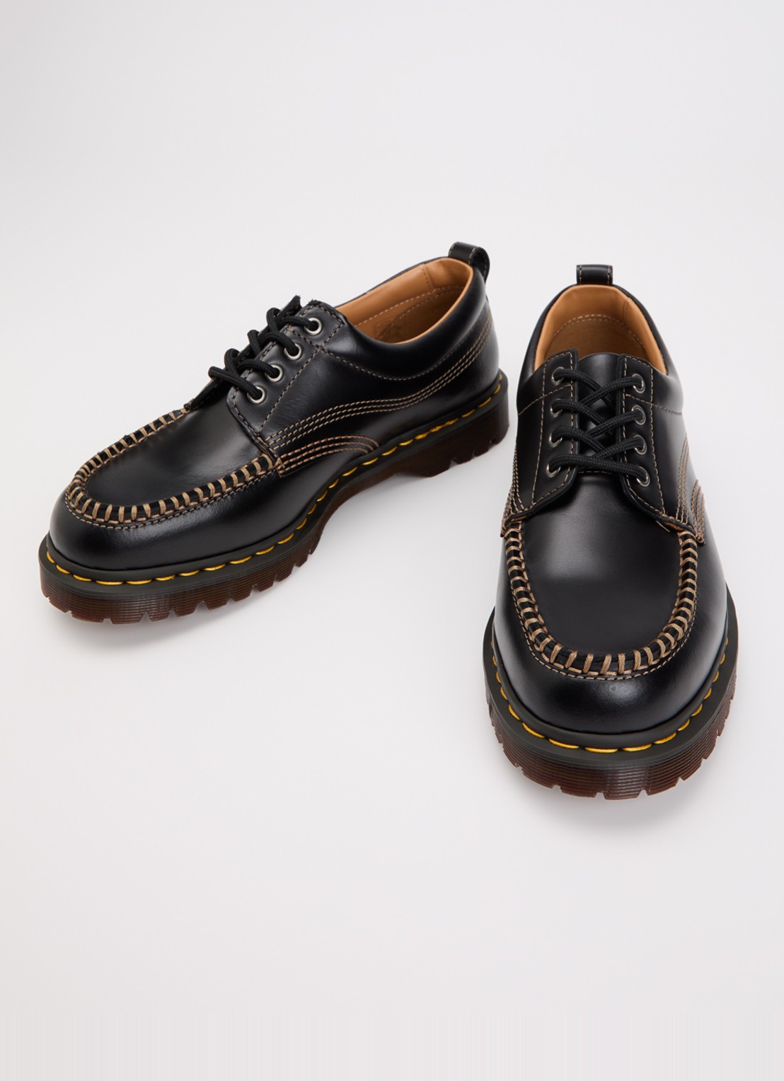 Dr. Martens Lowell veterschoen van leer  - detail 3 zwart