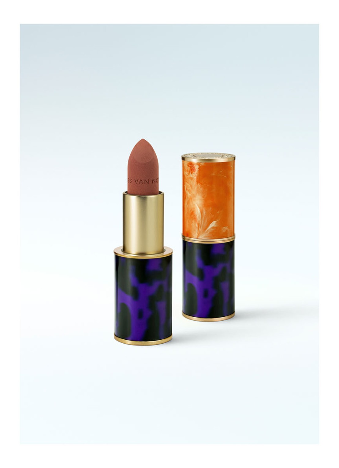 Dries Van Noten Cool Brown Matte Lipstick - voorkant 5 17 cool brown matte
