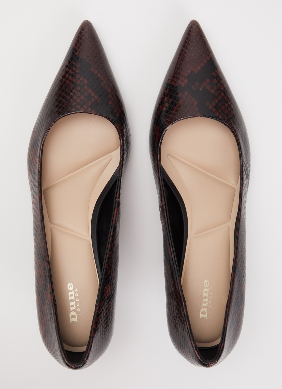 Dune London Amira pump met slangenprint - detail 2 roodbruin
