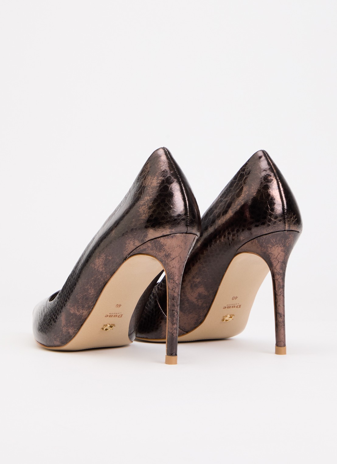 Dune London Assured pump van leer met crocostructuur - achterkant 4 donkerbruin