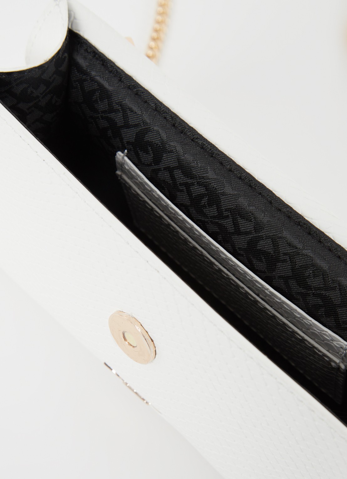 Dune London Bellini clutch met logo - detail gebroken wit