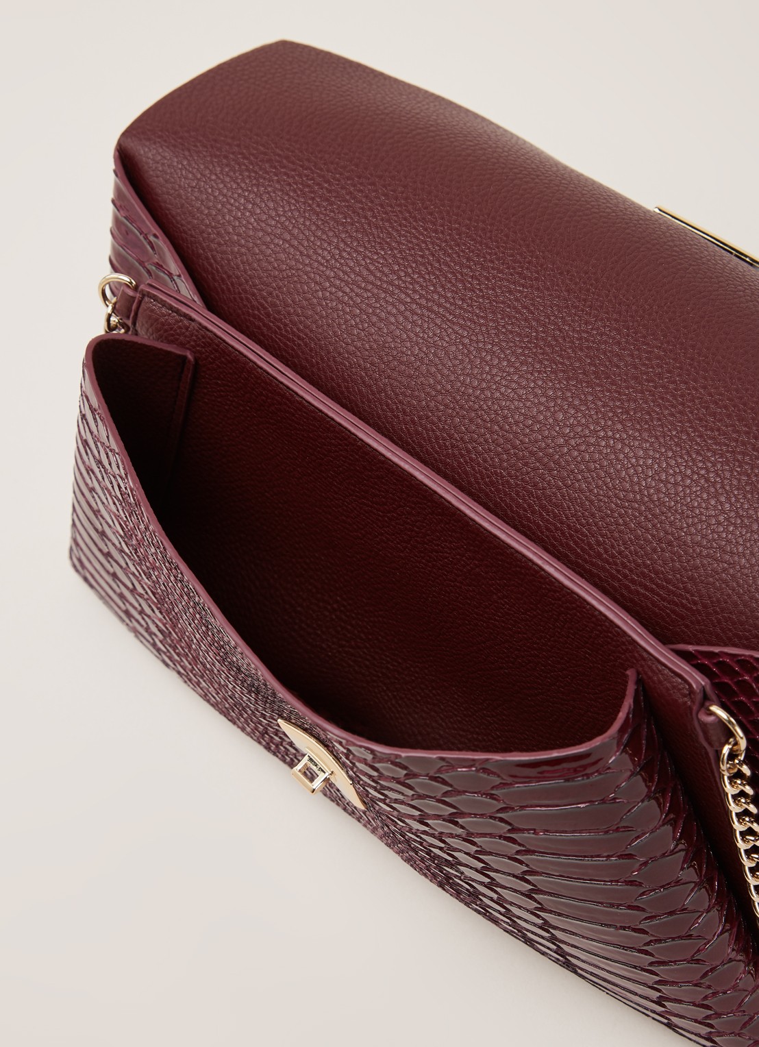 Dune London Envela clutch met crocostructuur - detail 4 aubergine