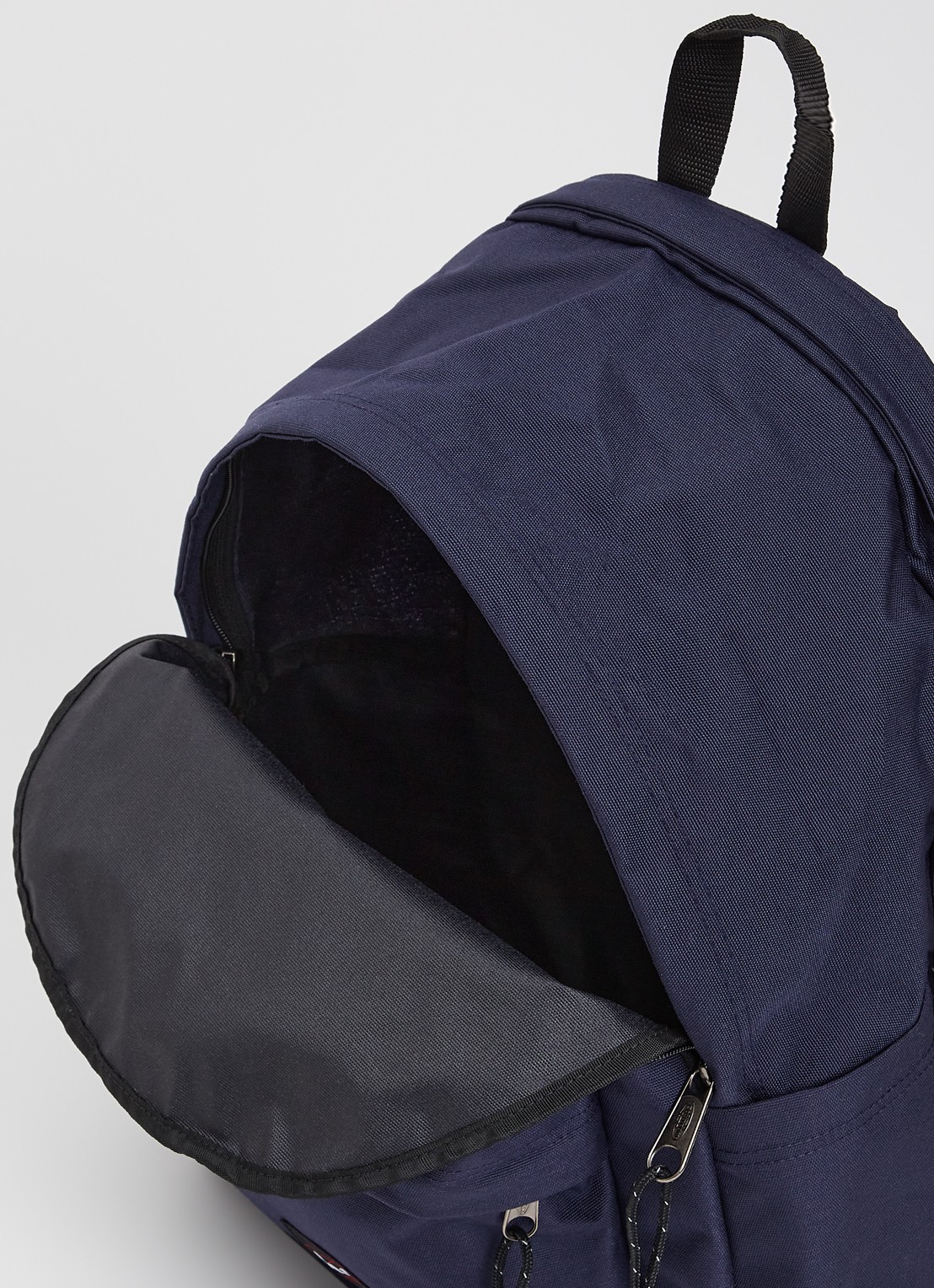 Eastpak Day Office rugzak met 17 inch laptopvak - detail 2 donkerblauw