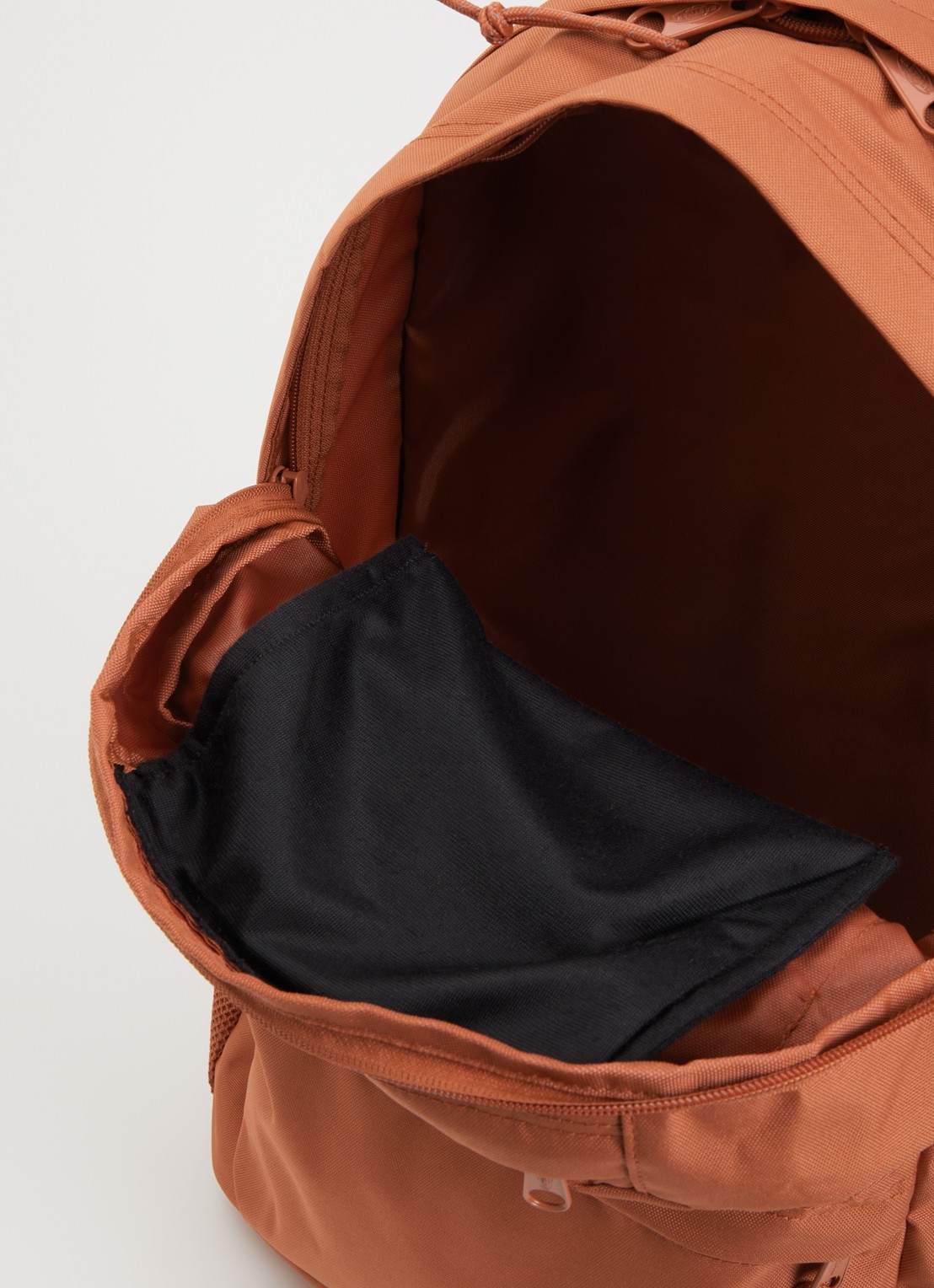 Eastpak DBL office rugzak met 17 inch laptopvak  - detail 2 roestbruin