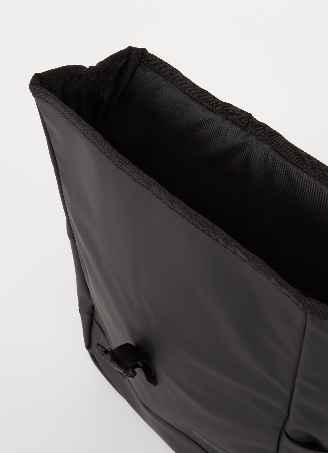 Eastpak Yarin rugzak met 16 inch laptopvak - detail 3 zwart