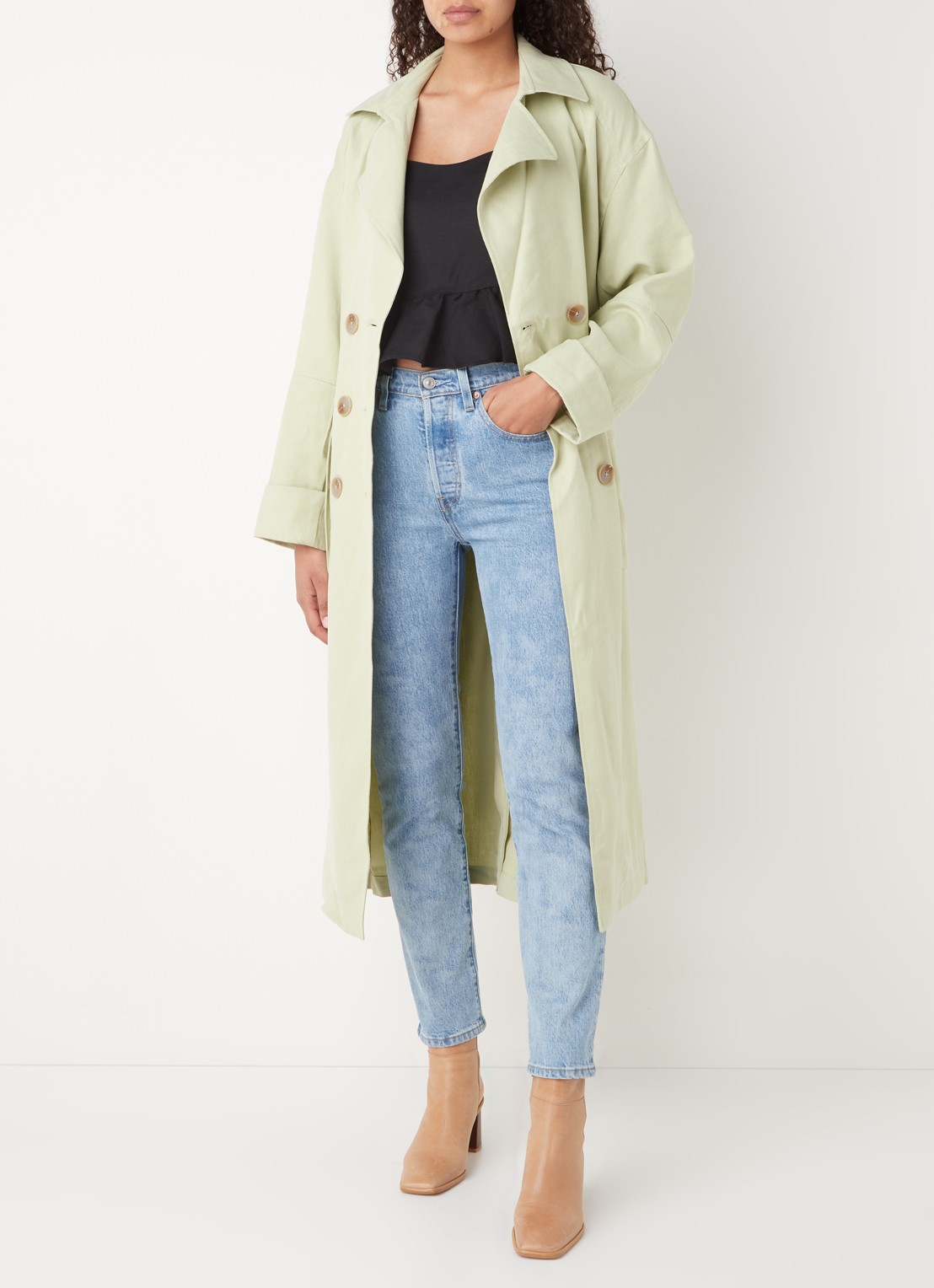 EDITED Giuliana trenchcoat met ceintuur en klepzakken - voorkant 4 lichtgroen