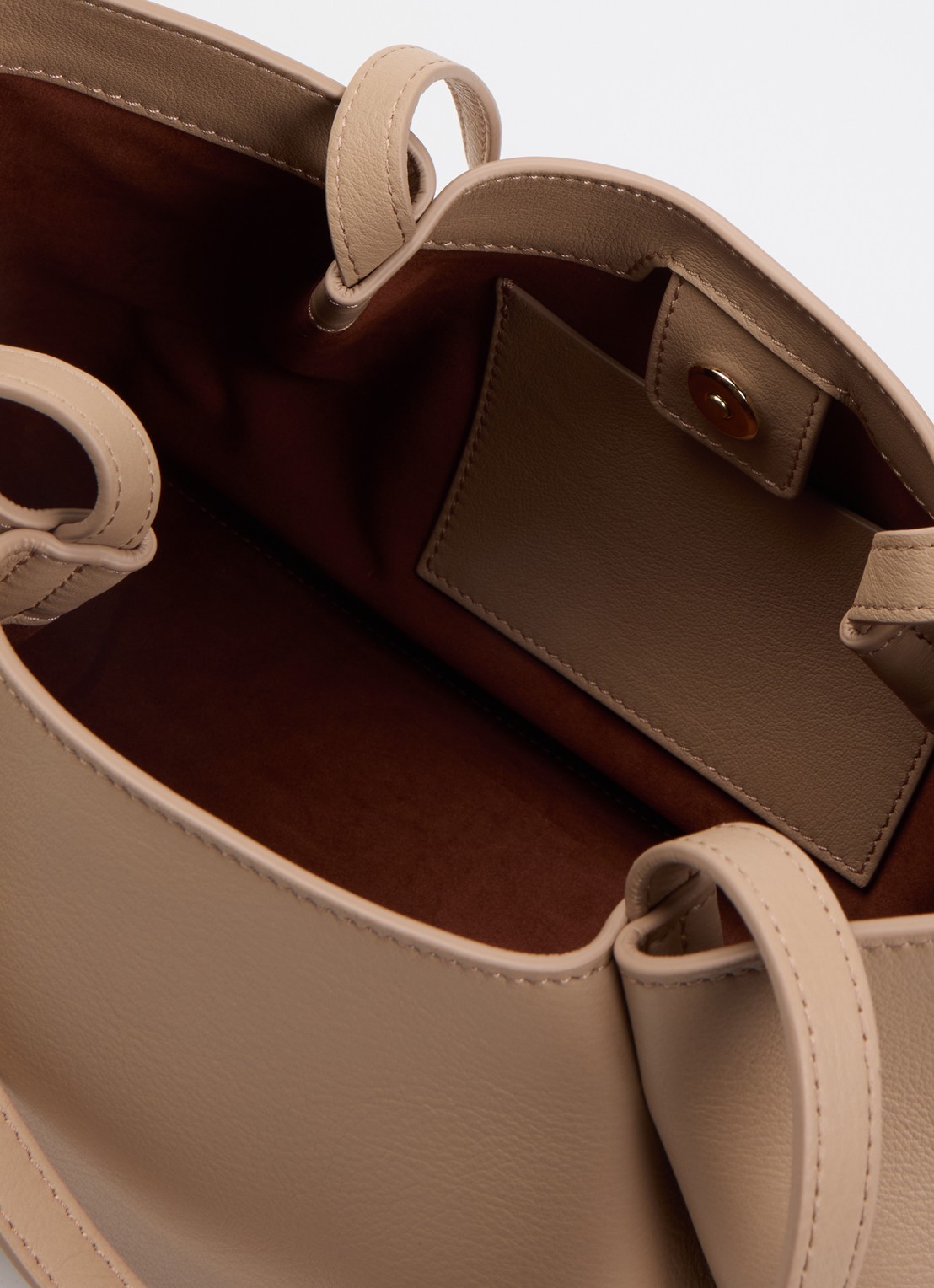 Elleme Dimple M schoudertas van leer - detail 3 beige