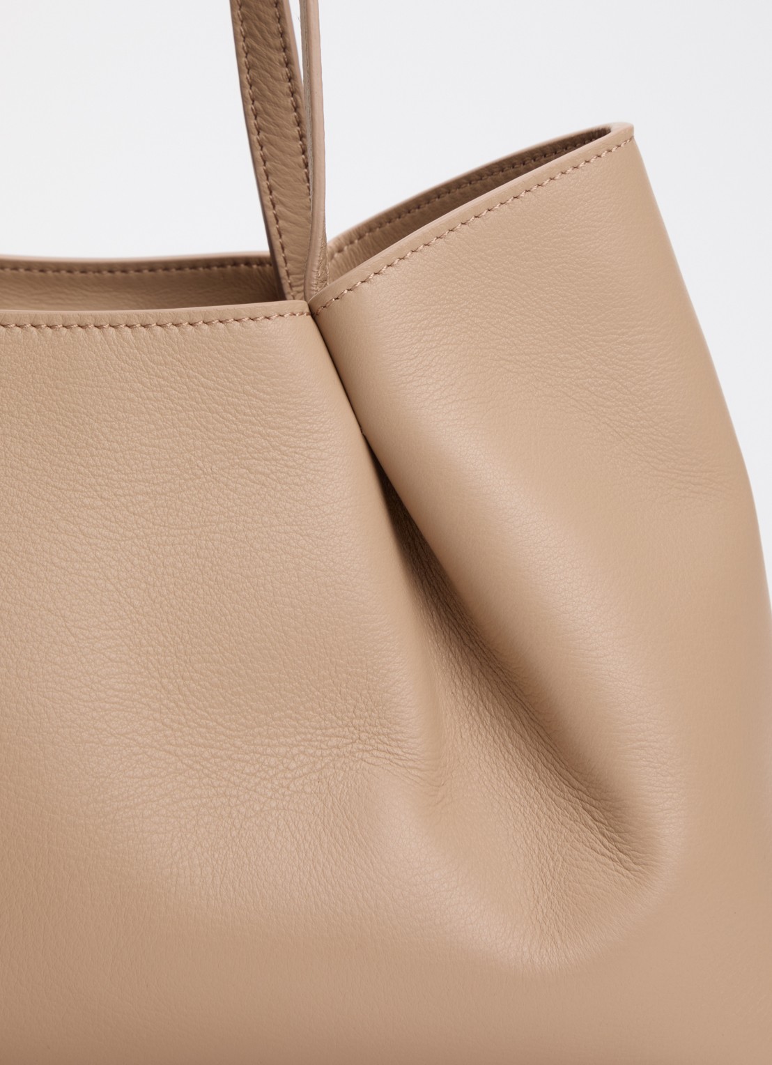 Elleme Dimple M schoudertas van leer - detail 5 beige
