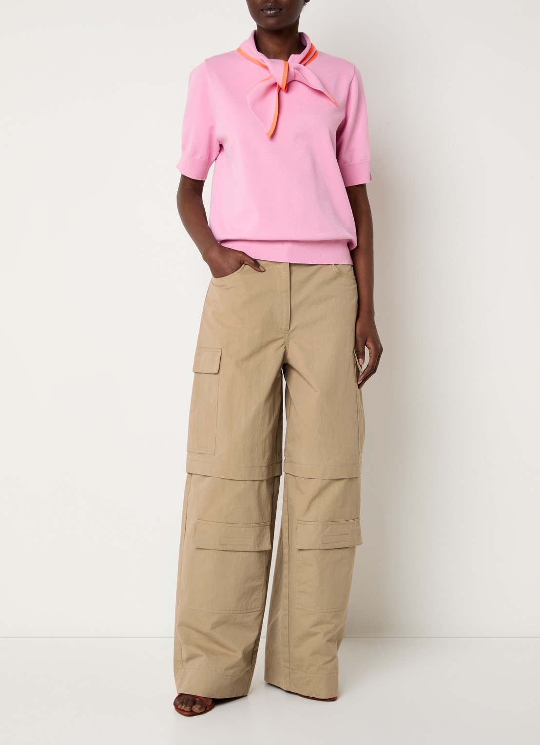 Essentiel Antwerp High waist loose fit cargobroek met steekzakken - voorkant 3 cognac