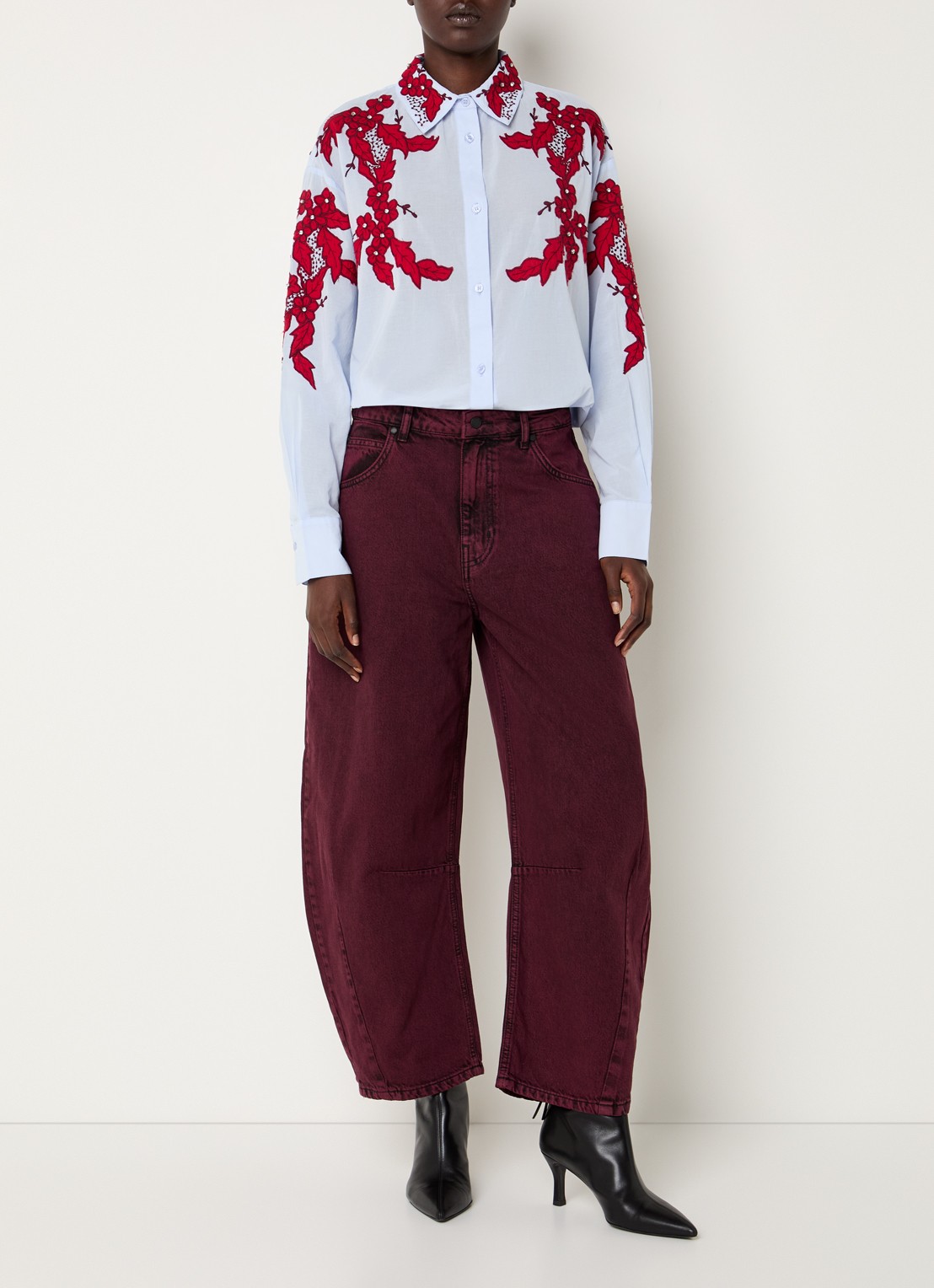 Essentiel Antwerp Inglewood blouse met bloemborduring en strass - voorkant 3 lichtblauw