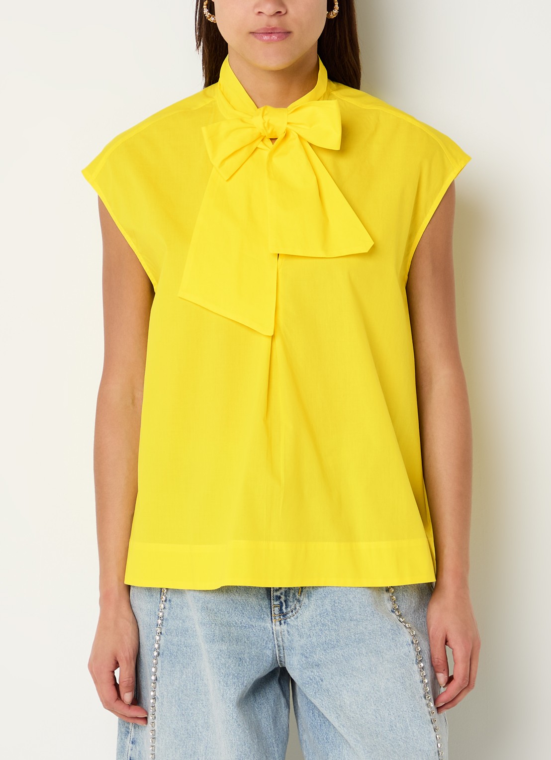 Essentiel Antwerp Jalaysia mouwloze top met strikkraag - detail geel