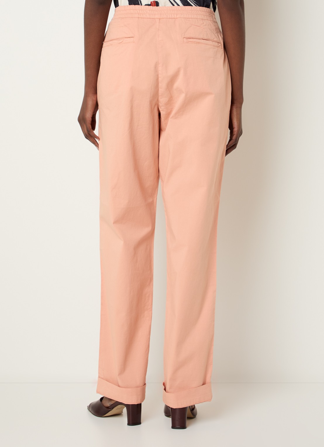 Essentiel Antwerp Jarne high waist straight fit chino met steekzakken - achterkant 3 zalmroze