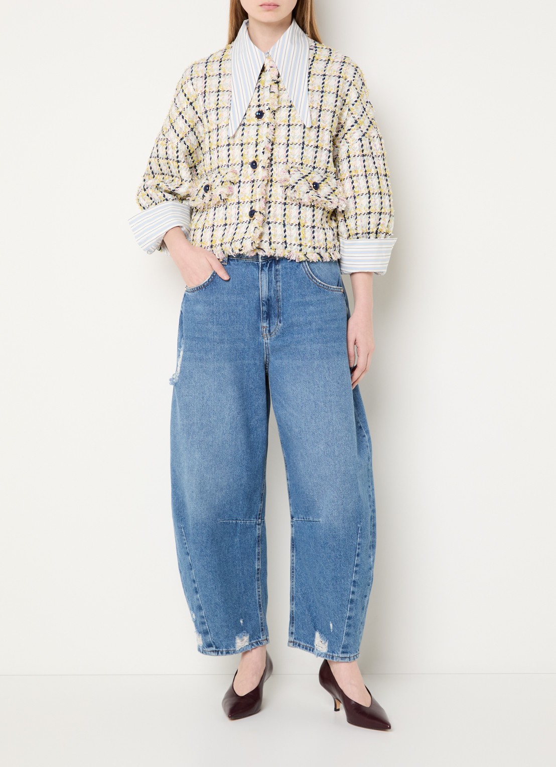 Essentiel Antwerp Jayden oversized jack van bouclé met klepzakken - voorkant 2 wit
