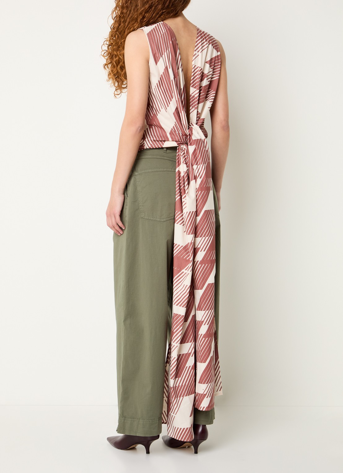 Essentiel Antwerp Jelani top met gestrikt detail en rugdecolleté - achterkant bruin