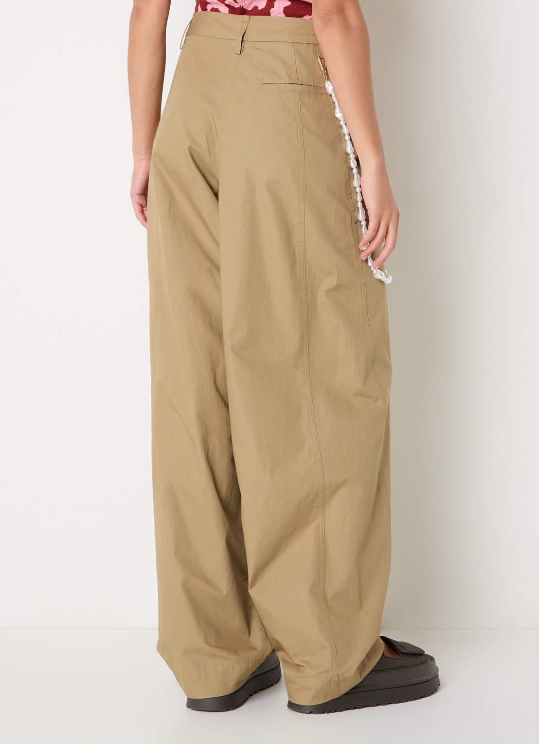 Essentiel Antwerp Jesuis high waist tapered fit chino met imitatieparels - achterkant 3 camel