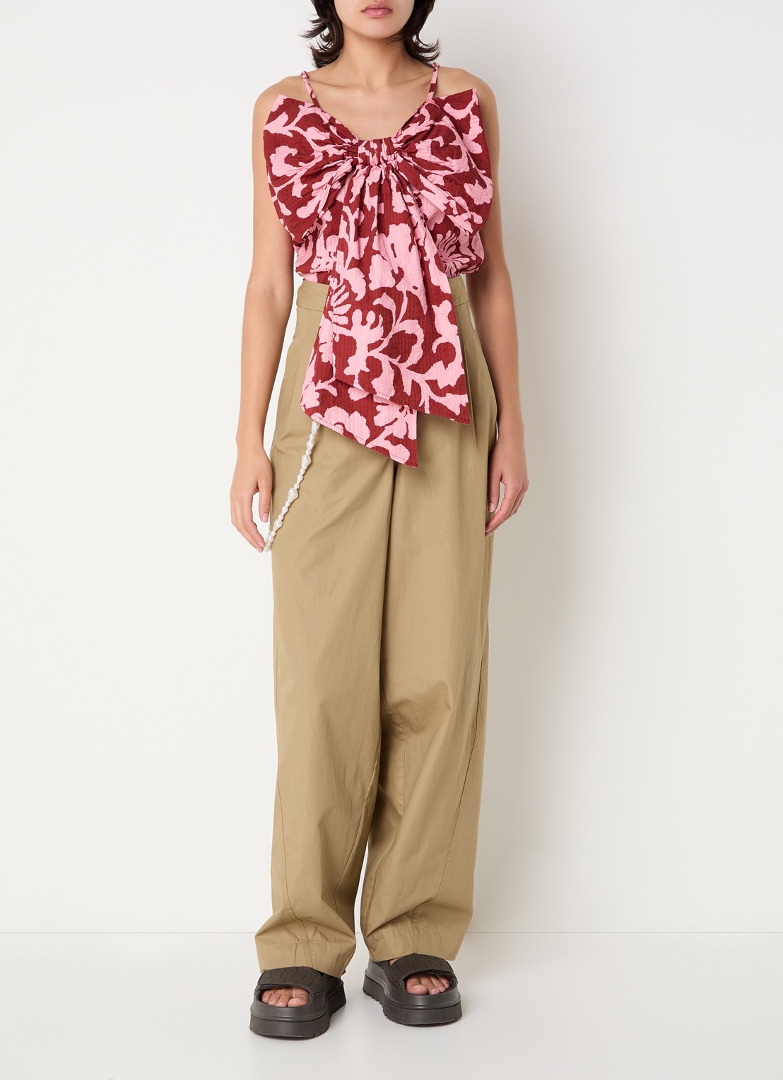 Essentiel Antwerp Jesuis high waist tapered fit chino met imitatieparels - voorkant 2 camel