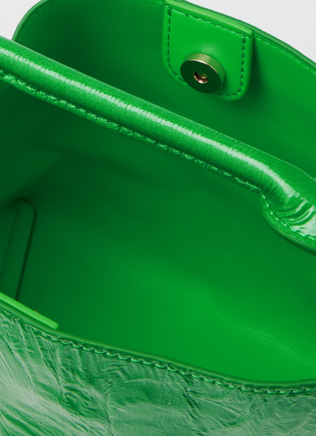 Essentiel Antwerp Jhossi handtas van leer met afneembare schouderriem - detail groen