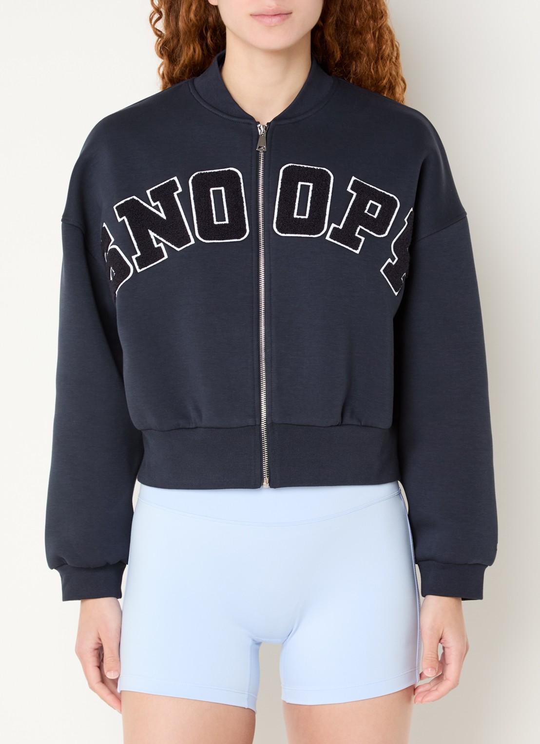 Essentiel Antwerp Jilnius sweatvest met flockprint - detail donkerblauw