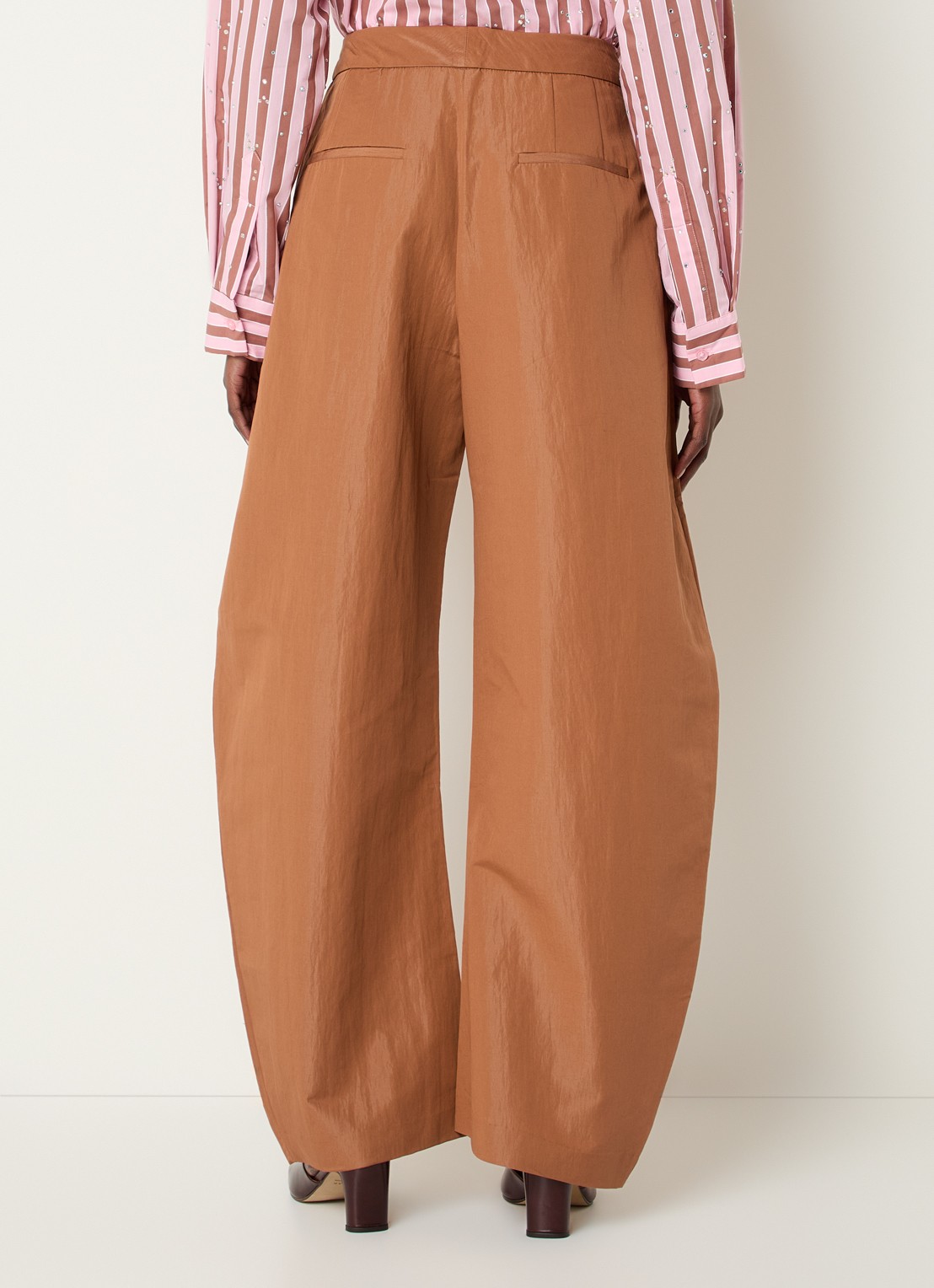 Essentiel Antwerp Jude high waist balloon fit broek met steekzakken - achterkant hazelnootbruin