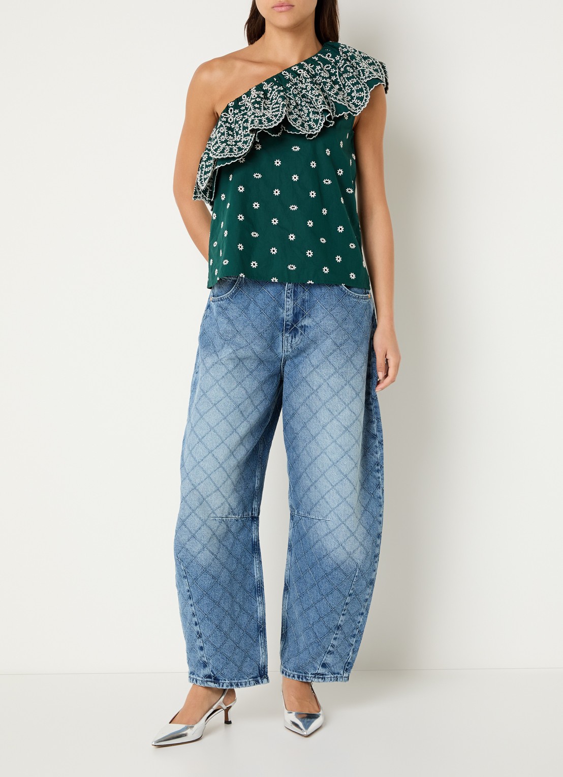 Essentiel Antwerp Kathscallop one shoulder top met ruches en broderie - voorkant 4 groen