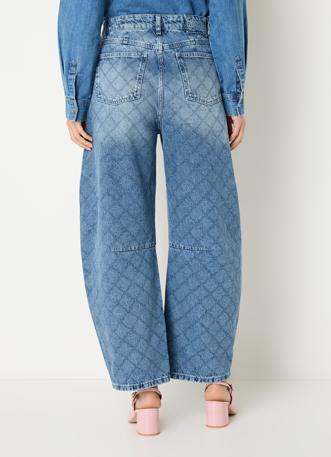 Essentiel Antwerp Katsu mid waist balloon fit jeans met medium wassing en quiltpatroon  - achterkant indigo