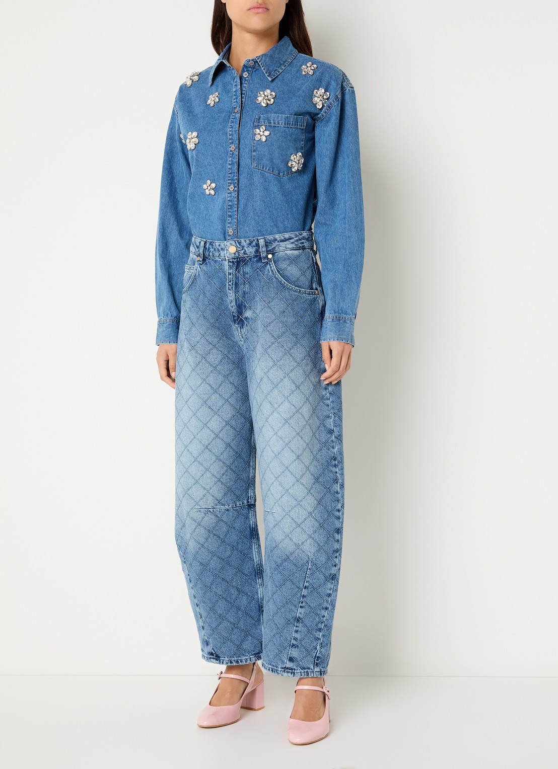 Essentiel Antwerp Katsu mid waist balloon fit jeans met medium wassing en quiltpatroon  - voorkant 3 indigo